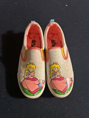 Nintendo Super Mario Princess Peach Girls Slip-On Sneakers Size 5